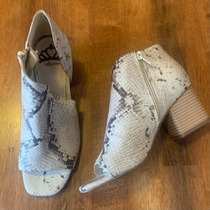 Fergalicious By Fergie heels Size 7 Snakeskin Open Toe Side Zip 2.5” heel